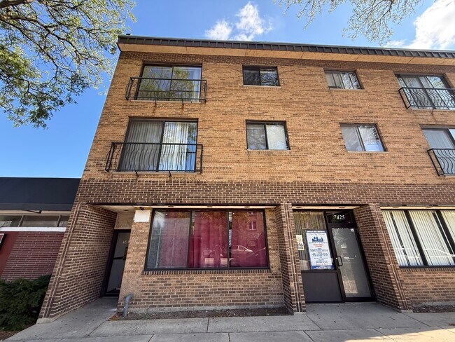 Primary Photo - 7427 N Western Ave