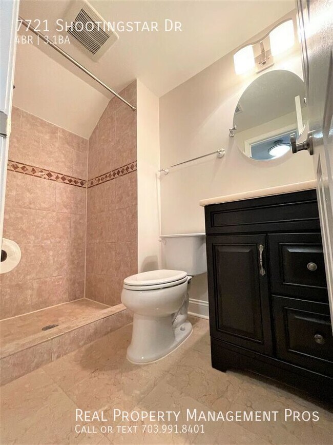 Building Photo - COMPLETLEY UPDATE!!   LARGE 4 BEDROOM 3.5 ...