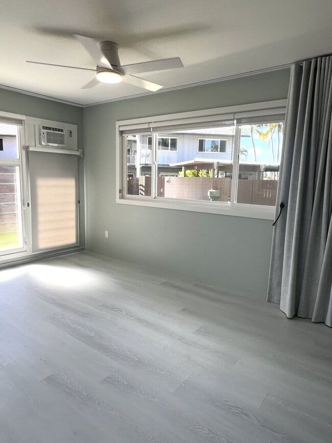 Building Photo - Koko Isle Circle - 4 bedroom, 3 bath townhome with carport