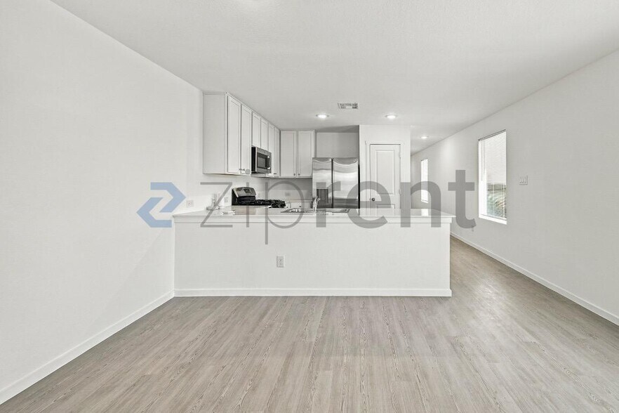 Building Photo - Unit