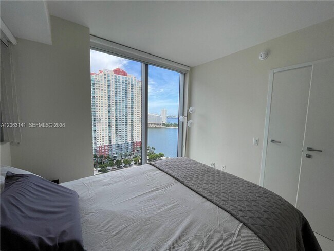 Building Photo - 1300 Brickell Bay Dr
