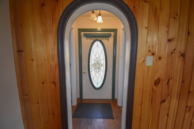 Building Photo - Two Bedroom Home with Detached Garage!