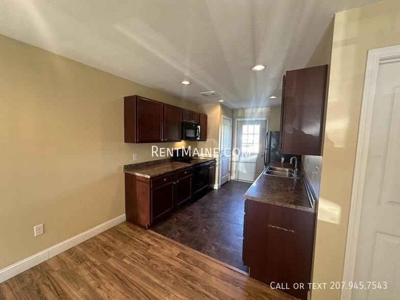 Building Photo - 31 Basketball Ct