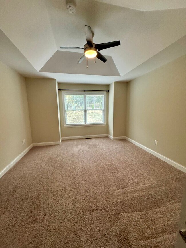 Building Photo - Spacious townhouse for rent in Bluestone H...