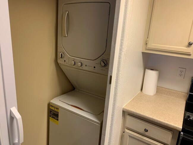 Building Photo - Cozy 1 bedroom unit near campus