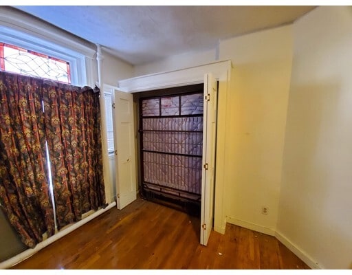 Building Photo - 27 Temple St