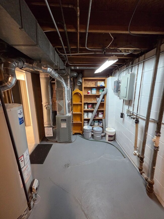 Building Photo - Newly remodeled 4/2/2 with fenced in backyard