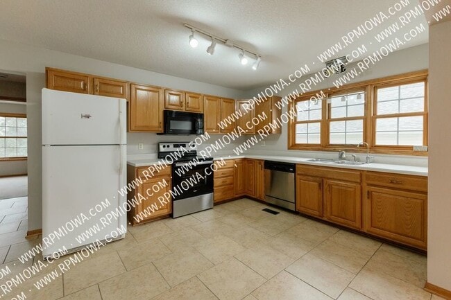 Building Photo - CLOSE TO RACCOON RIVER PARK!! 3 Bed, 2 Bat...