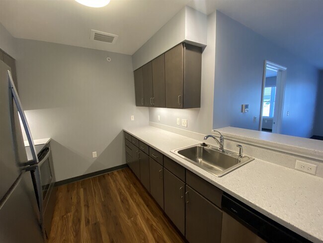 Building Photo - 10 E Ridge Dr