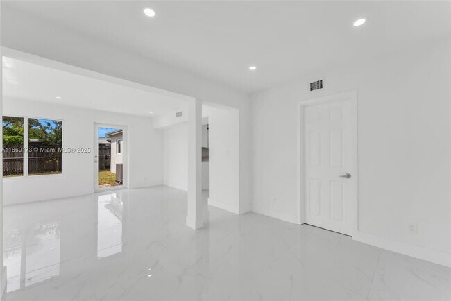 Building Photo - 1390 SW 50th Ave