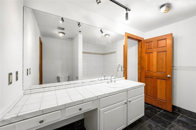 Building Photo - 1011 Wood St