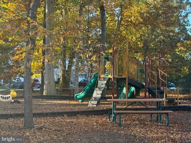 Building Photo - 10023 Iron Pointe Dr