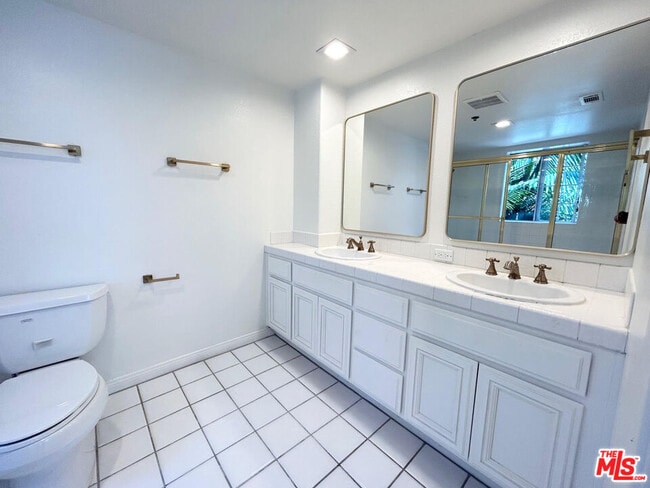 Building Photo - 11734 Montana Ave