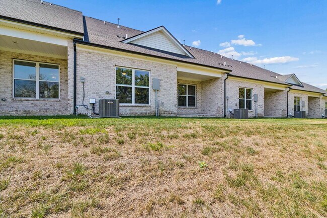 Building Photo - "Charming 3-Bed Townhouse Retreat with 2.5 Baths in Hendersonville's Heart!"