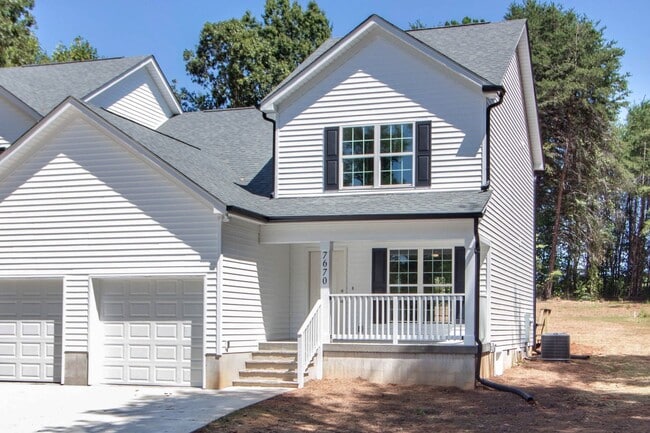 Building Photo - Lux Three Bedroom Townhouse in Sherrills Ford