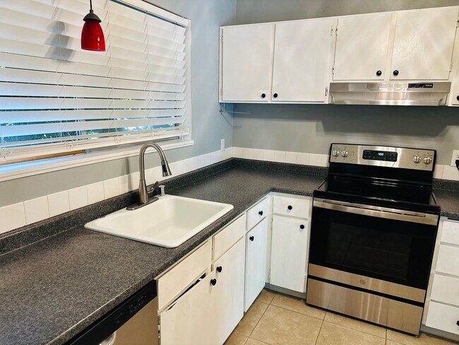 Building Photo - Charming Condo Conveniently Located