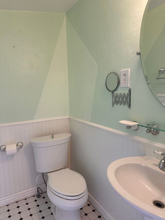 Building Photo - *** COMING SOON***3 Bedroom 1 1/4 Bath Home- Corner Lot - HISTORIC CHARM - Blenman Elm Historic D...