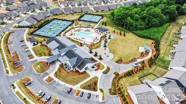 Building Photo - 2026 Lake Como Dr