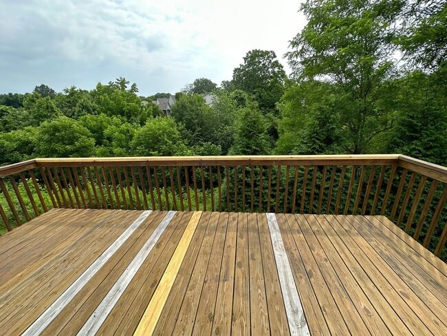 Building Photo - 3-bedroom, 3.5-bathroom nestled in Wyndhurst VA.