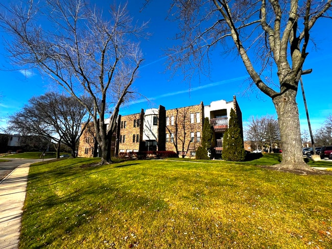 Building Photo - 2275 Country Club Dr