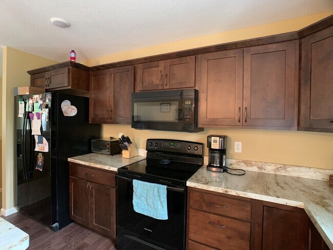 Building Photo - WOODED LOT! PRIVATE DRIVEWAY!