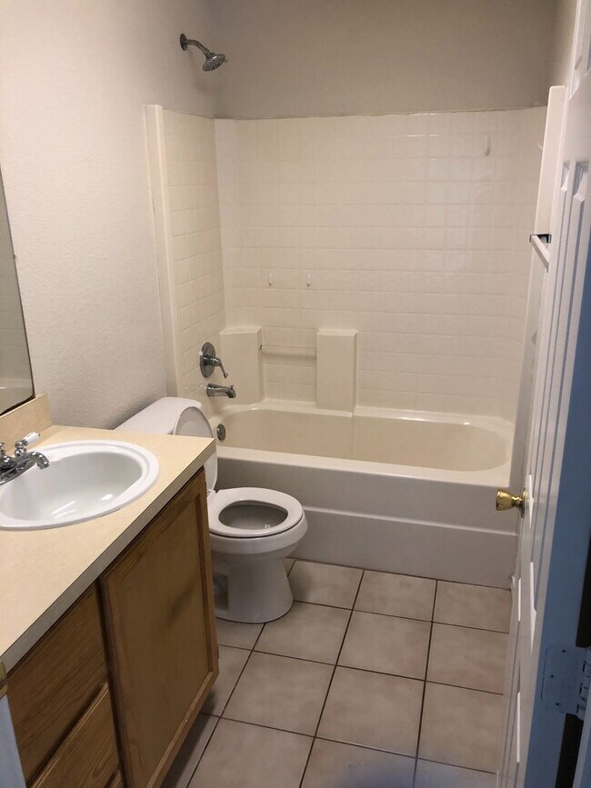 Building Photo - Full Brick 3 bed 2 bath 2 car Garage with fenced back yard! All new paint, Flooring, appliances!!