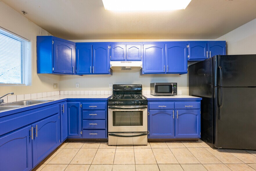 Building Photo - 5231 Huntington Dr N