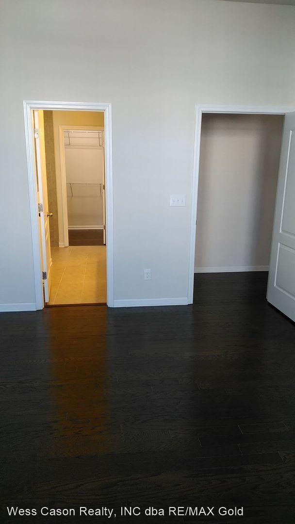 Building Photo - 4 br, 3.5 bath House - 6096 Cloverdale Drive