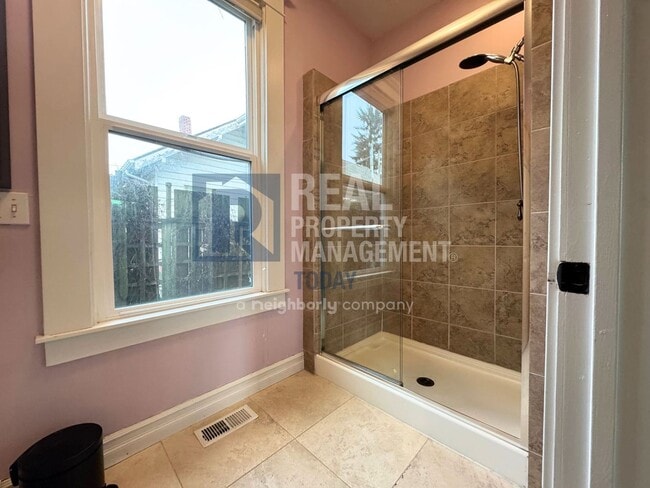 Building Photo - Charming Historic 3 Bedroom!