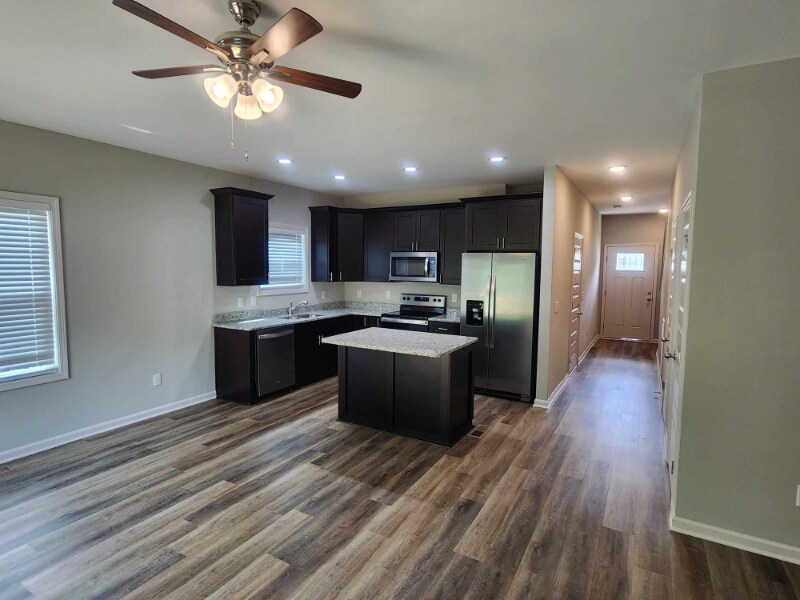 Building Photo - 421 College St