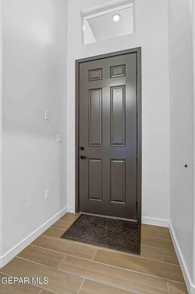 Building Photo - 244 Farnborough St