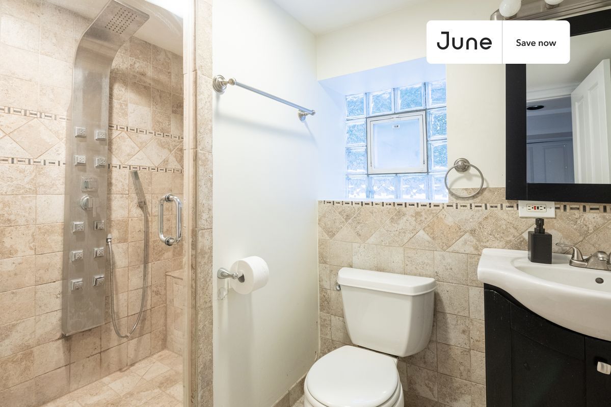 Building Photo - 3020 N Sawyer Ave