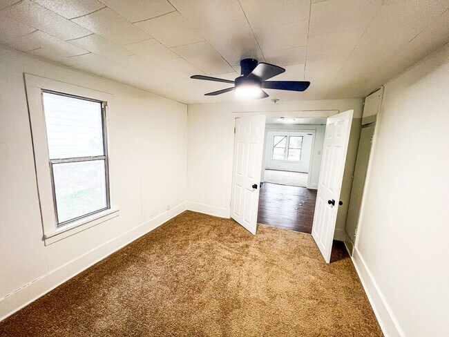 Building Photo - Charming 2 Bed, 1 Bath Home with Modern Kitchen