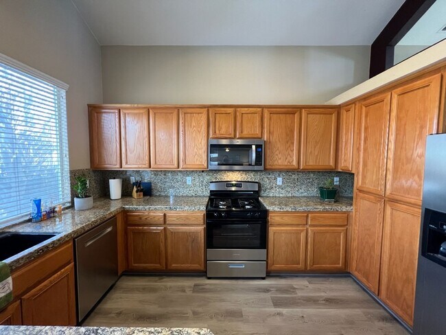 Building Photo - 3 bedroom + a loft in desirable Manteca!