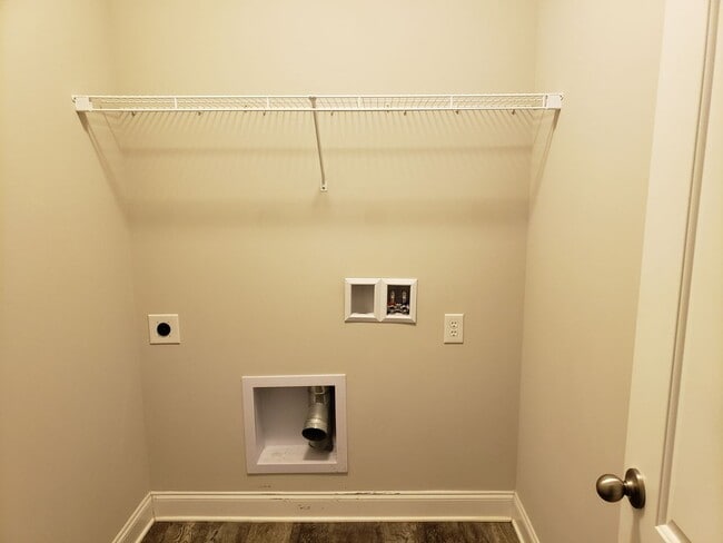 Building Photo - Beautiful brick home with many amenities!