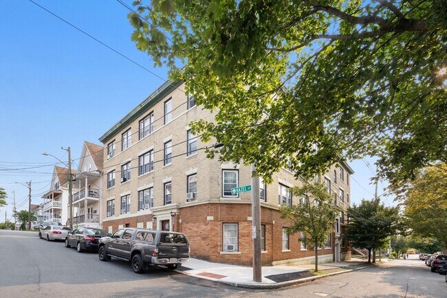 Building Photo - 25 Roslyn St
