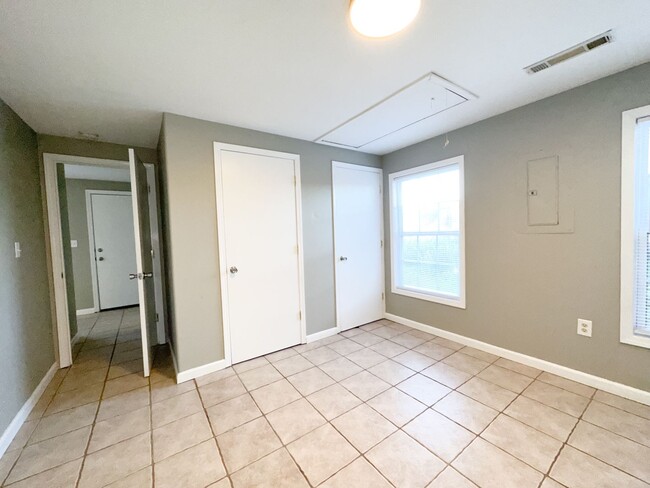 Building Photo - Charming 1 Bedroom, 1 Bathroom Apartment w...