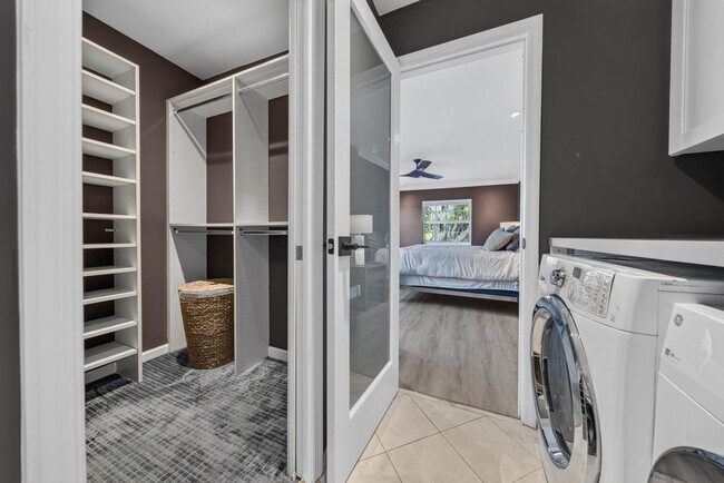 Building Photo - 6515 Bay Club Dr