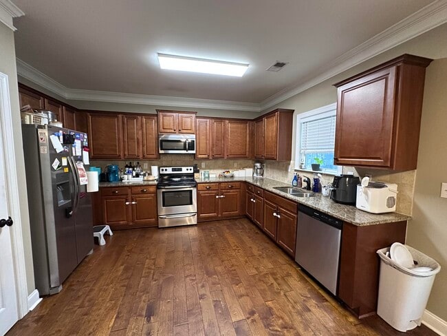 Building Photo - 1440 Summit Way