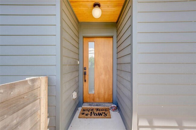 Building Photo - 1208 Luna St