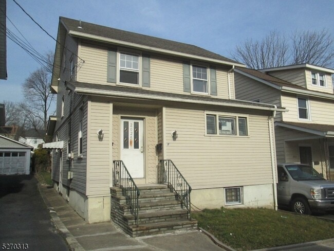 Building Photo - 2025 Ostwood Terrace