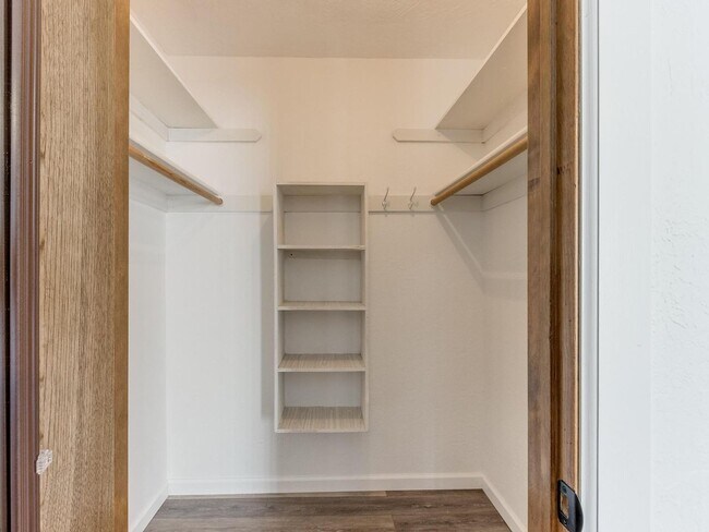 Building Photo - Beautiful 3bed/2bath Townhome Available in...