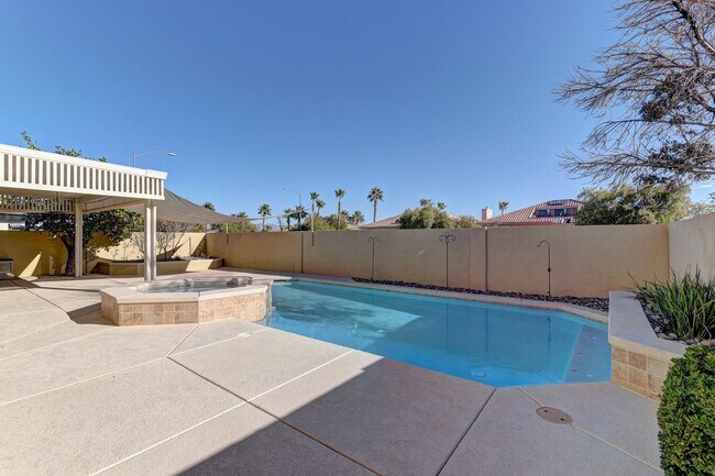Building Photo - 5 bed / 3 bath / 3 car with Pool & Spa