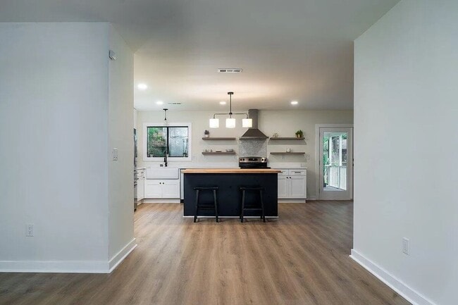 Building Photo - 4 Bedroom 2 Bath House in Corey Woods - Summerville