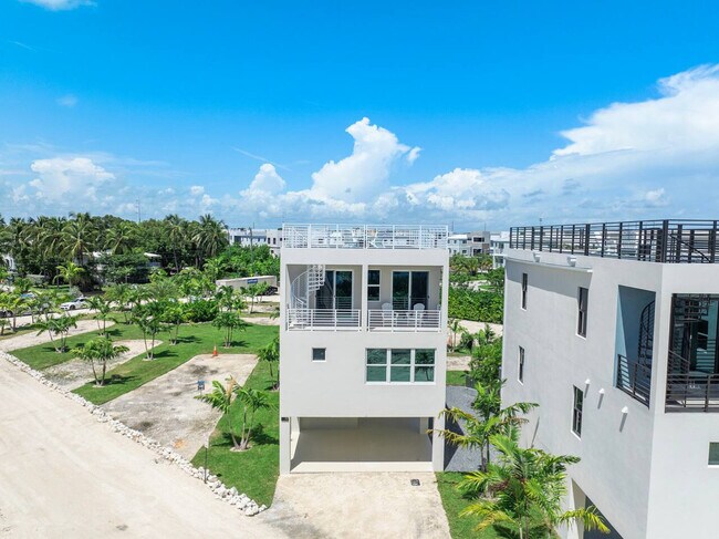 Building Photo - 99 Seaside Ave