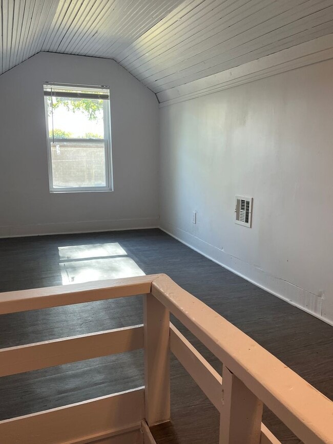 Building Photo - 2 bedroom House with Bonus Room and Fenced Yard