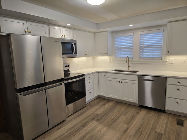 NEW KITCHEN!!! SS appliances, quartz countertops, large single bowl sink,new cabinets wi - 5030 Postlewaite Rd