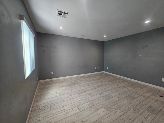 Building Photo - 32(839)