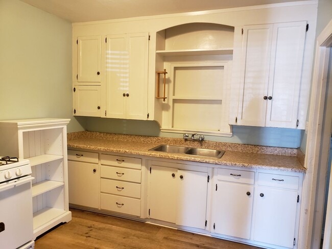 Building Photo - ROOMMATE ADDITION (1) -PLEASE CONTACT ISAB...
