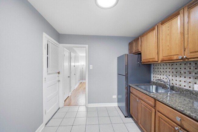 Building Photo - 7524 N Ridge Blvd